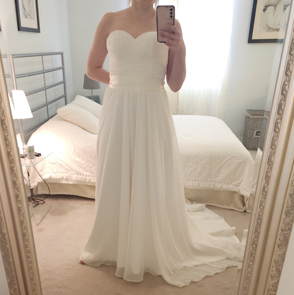 Off White Chiffon Wedding Dress With Sweetheart Neckline And Train